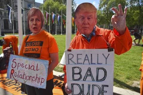 Themen der Woche KW 19 Bilder des Tages May 9, 2018 - London, England, United Kingdom - Demonstrators wear the iconic orange prisoner s uniform as they demonstrate outside the Parliament asking for Guantanamo prison to be closed, London on May 9, 2018. The Guantanamo Bay detention camp is a United States military prison located within Guantanamo Bay Naval Base, also referred to as GuantoÂ¡namo or GTMO, which is on the coast of GuantoÂ¡namo Bay in Cuba. The camp was established by President George W. Bush s administration in 2002 during the War on Terror. London United Kingdom  - ZUMAn230 20180509_zaa_n230_975 Copyright: xAlbertoxPezzalix