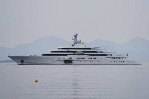 Die Eclipse ist mit einer Laenge von 162,5 Meter die aktuell zweitlaengste Mega-Yacht der Welt. Sie wurde im Herbst 2010 von der Hamburger Werft Blohm und Voss an den Eigner des Schiffes, den russischen Milliardaer Roman Abramowitsch uebergeben *** With a length of 162 meters, the Eclipse is currently the second-longest mega yacht in the world. In autumn 2010, it was handed over by the Hamburg shipyard Blohm and Voss to the ships owner, the Russian billionaire Roman Abramovich