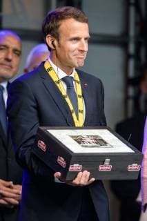 Presentation of the International Charlemagne Prize to Aachen 10 05 2018 Emmanuel Macron with a pack of Aachen Printen at the presentation of the International Charlemagne Prize to Aachen on 10 05 2018 Aacgeb NRW Germany