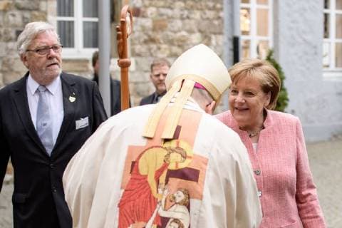 Presentation of the International Charlemagne Prize to Aachen 10 05 2018 Federal Chancellor Dr Angela Merkel welcomes the Aachen Bishop Dr Helmut Dies at the presentation of the International Charlemagne Prize to Aachen on 10 05 2018 Aacgeb NRW Germany
