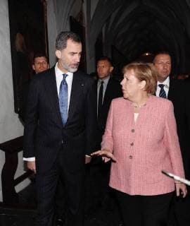 EL REY ASISTE EN ALEMANIA A LOS ACTOS CON MOTIVO DE LA ENTREGA DEL PREMIO INTERNACIONAL CARLOMAGNO 2018 AL PRESIDENTE DE FRANCIA, EMMANUEL MACRON 10 05 2018 German Chancellor Angela Merkel, French President Emmanuel Macron and his wife Brigitte, King Felipe of Spain on occasion of the Charlemagne Prize awarding in Aachen, Germany. EP888 Cordon PRess  CasaxReal EL REY ASISTE EN ALEMANIA A LOS ACTOS CON MOTIVO DE LA ENTREGA D