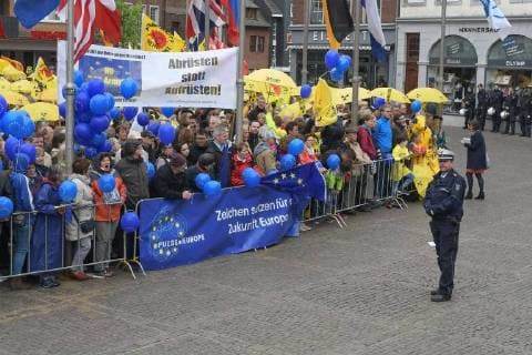 Presentation of the Charlemagne Prize 2018 to Emmanuel Macron The picture shows groups of demonstrators for Europe and against the Belgian nuclear power plant Thiange 2018 Presentation of the Charlemagne Prize 2018 to Emmanuel Macron