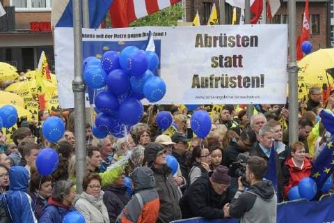 Presentation of the Charlemagne Prize 2018 to Emmanuel Macron The picture shows groups of demonstrators for Europe and against the Belgian nuclear power plant Thiange 2018 Presentation of the Charlemagne Prize 2018 to Emmanuel Macron
