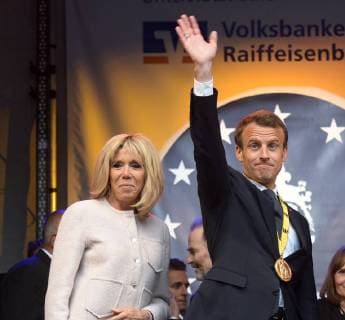 Presentation of the Charlemagne Prize 2018 to Emmanuel Macron The picture shows the French President Emmanuel Macron with his wife on the stage of the Katschhof in Aachen 2018 Awarding of the Karlspreis 2018 to Emmanuel Macron