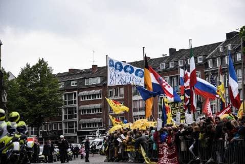 Bilder des Tages Protest rally during the ceremony in front of the town hall of Aachen Demonstration against nuclear energy in Aachen during the ceremony of the Charlemagne prize for the French President Emmanouel Macron, in Aachen on May 10, 2018