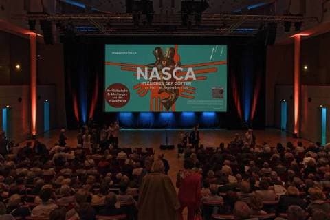 Entertainment Bilder der Woche KW 19 Entertainment Bilder des Tages NASCA Ausstellung in der Bundeskunsthalle. Im Auditorium am Eröffnungstag, dem 10. Mai 2018, herrscht großes Gedränge. Die Ausstellung wird in Bonn bis zum 16. September 2018 zu sehen sein. Im Bild die mehrere Meter große Projektionsfläche mit dem Signet der Ausstellung sowie den Saal füllende Interessenten. Bonn Nordrhein-Westfalen Deutschland *** NASCA exhibition in the Bundeskunsthalle In the auditorium on the opening day of May 10, 2018 there is a great crowd The exhibition will be on display in Bonn until 16 September 2018 In the picture the projection screen of several meters with the signet of the exhibition as well as the audience filling Bonn North Rhine Westphalia Germany