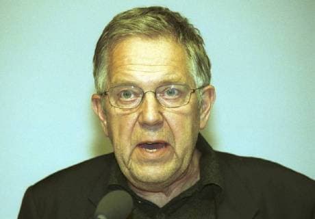 Robert Gernhardt, freiberuflicher Maler und Schriftsteller, nimmt am Mittwoch (30.10.2002) am 7. Mainzer Mediendisput auf dem Mainzer Lerchenberg beim ZDF teil. Gernhardt gilt als Mitbegründer von Titanic . *** Robert Gernhardt freelance painter and writer participates on Wednesday 30 10 2002 at 7 Mainzer Mediendisput on Mainzer Lerchenberg at ZDF Gernhardt is considered a cofounder of Titanic