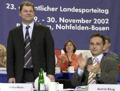 SPD-Generalsekretär Olaf Scholz (l.) besucht am Samstag (30.11.2002) mit SPD-Landes- und Fraktionschef Heiko Maas (r.) den SPD-Landesparteitag in Bosen. Scholz erklärte den SPD-Mitgliedern die Hintergründe der aktuellen Regierungspolitik und betonte, dass die Bundesregierung Steuern senke und nicht erhöhe. Es würden nur Begünstigungen gestrichen und Regelungen vereinfacht. *** SPD Secretary General Olaf Scholz l visited on Saturday 30 11 2002 with SPD country and faction leader Heiko Maas r the SPD state party conference in Bosen Scholz told the SPD members the background of the current government policy and stressed that the federal government sinks taxes and not increase It would be deleted only benefits and Simplified regulations