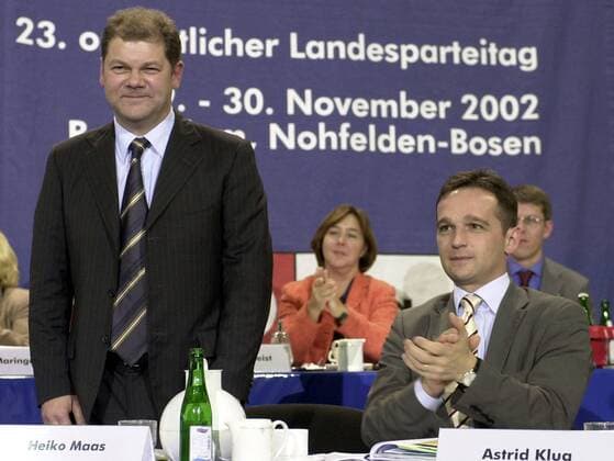 SPD Secretary General Olaf Scholz l visited on Saturday 30 11 2002 with SPD country and faction leader Heiko Maas r the SPD state party conference in Bosen Scholz told the SPD members the background of the current government policy and stressed that the federal government sinks taxes and not increase It would be deleted only benefits and Simplified regulations