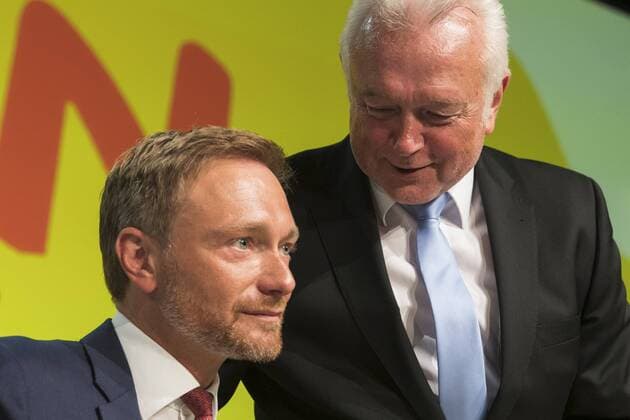Christian Lindner (L) nach seiner Rede und Wolfgang Kubicki beim 69. Ordentlichen Parteitag in Berlin am 12. Mai 2018. 69. Ordentlicher Parteitag der FDP in Berlin *** Christian Lindner L after his speech and Wolfgang Kubicki at the 69th Regular Party Congress in Berlin on 12 May 2018 69 Ordinary Party Congress of the FDP in Berlin