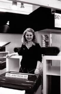 Hannover-Messe Ursula Gertrud ,,Röschen Albrecht, von der Leyen, arbeitet während der Industriemesse als Standhilfe bei der Firma ,,Secap Aufnahme vom 06.04.1985 *** Hannover Messe Ursula Gertrud Röschen Albrecht von der Leyen works during the industrial fair as a stand aid at the company Secap. Recording from 06 04 1985