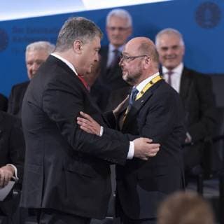 French President Emmanuel Macron has been honored with the International Charlemagne Prize in Aachen In a circle of heads of state and government and former Charlemagne Prize winners, the French President was honored in the Coronation Hall in Aachen. Foto Petro Poroshenko Ukraine Martin Schulz SPD Aachen Coronation Hall NRW Germany