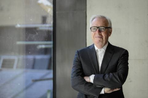 May 14, 2018 - London, UK - LONDON, UK. Sir David Chipperfield RA, architect, poses at a photocall for the opening of the new Royal Academy of Arts (RA) in Piccadilly. As part of the celebrations for its 250th anniversary year, redevelopment has seen the RA s two buildings, 6 Burlington Gardens and Burlington House, united into one extended campus and art space extending from Piccadilly to Mayfair. London UK  - ZUMAl94_ 20180514_zaf_l94_054 Copyright: xStephenxChungx