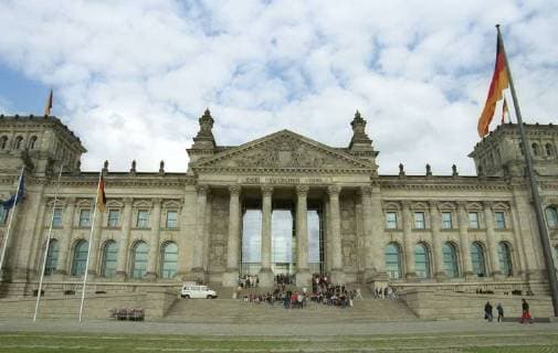 Am Reichstagsgebäude in Berlin wehen am 22.05.2003 deutsche und europäische Fahnen. Das Gebäude wurde 1884 bis 1894 im Stil der italienischen Hochrenaissance errichtet und bis zum Brand 1933 kam der deutsche Reichstag dort zusammen. Am Endes des zweiten Weltkrieges im Jahre 1945 wurde das Gebäude fast ganz zerstört. 1970 wurde der Reichstag wiederaufgebaut und beherbergt seit dem Umzug der Regierung von Bonn nach Berlin den Deutschen Bundestag . Für den Aus- und Umbau ist der britische Architekt Norman Foster verantwortlich. *** On the Reichstag building in Berlin on 22 05 2003 German and European flags are erected The building was built in the style of the Italian High Renaissance from 1884 to 1894 and until the fire in 1933 the German Reichstag came together. At the end of World War II in 1945 the building was almost completely destro