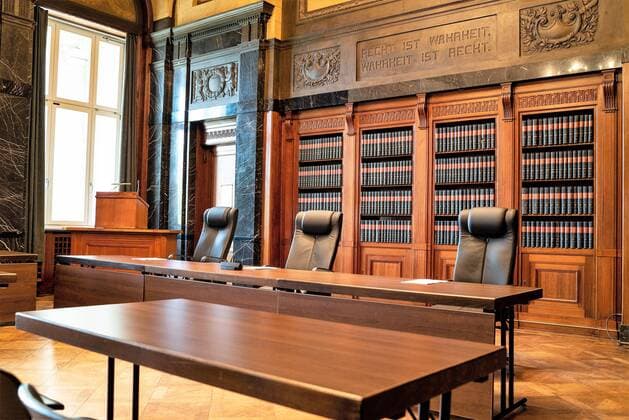 Sitzungssaal vor der Urteilsverkündung;Urteilsverkündung im Berufungsverfahren Recep Tayyip Erdogan gegen Jan Böhmermann, Hamburg Hamburg Deutschland Oberlandesgericht Hamburg *** Meeting room before the verdict Judgment on appeal Recep Tayyip Erdogan against Jan Böhmermann Hamburg Hamburg Germany Higher Regional Court Hamburg