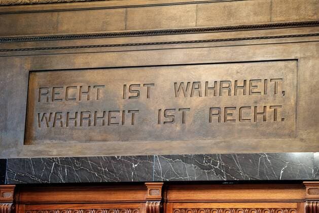 Sitzungssaal vor der Urteilsverkündung;Urteilsverkündung im Berufungsverfahren Recep Tayyip Erdogan gegen Jan Böhmermann, Hamburg Hamburg Deutschland Oberlandesgericht Hamburg *** Meeting room before the verdict Judgment on appeal Recep Tayyip Erdogan against Jan Böhmermann Hamburg Hamburg Germany Higher Regional Court Hamburg