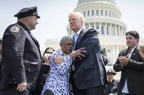Themen der Woche KW20 President Donald Trump hugs Adrianna Valoy whose daughter New York Police Detective Miosotis Familia was killed in the line of duty, as he delivers remarks at the 37th Annual National Peace Officers Memorial Service at the U.S. Capitol Building on May 15, 2018 in Washington, D.C.  WAP20180515318 KEVINxDIETSCH