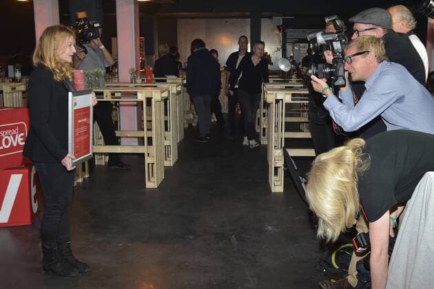 Inga Humpe with her trophy Fred Jay Prize 2018 and surrounded by photographers 30 years Fred Jay Award ceremony in Berlin in the Columbiahalle on 15 05 2018