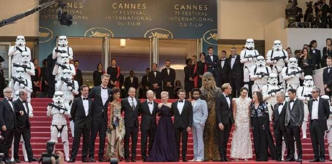 Berühmte Feministinnen, Phoebe Waller-Bridge Entertainment Bilder des Tages Simon Emanuel - Joonas Suotamo - Thandie Newton - Woody Harrelson - Ron Howard - Emilia Clarke - Alden Ehrenreich - Donald Glover - Chewbacca - Paul Bettany - Phoebe Waller Bridge - Kathleen Kennedy CINEMA : 71 eme Festival de Cannes - Tapis rouge du film Solo A Star Wars Story - 15 05 2018 NorbertScanella Panoramic 