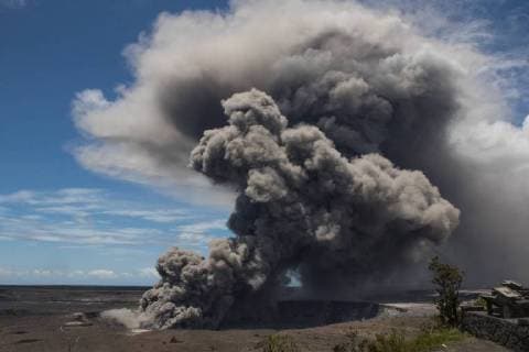 Themen der Woche KW20 Bilder des Tages May 15, 2018 - Hawaii, U.S. - At 1:38 p.m. HST, another dark ash plume rose from the Overlook crater. During a flight earlier today by the Civil Air Patrol, the height of the ash plumes near the crater rose to more than 3 km (9,800 ft) above sea level, and downwind the plumes continued to rise to about 3.5 km (11,500 ft) above sea level. U.S. - ZUMAz03_ 20180515_sha_z03_115 Copyright: xUSGSx