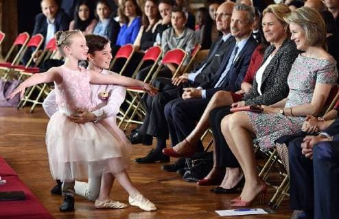 Entertainment Bilder der Woche KW20 Bilder des Tages Brussels region Minister of Housing, Quality of life, Environmental Maintenance, Energy, Water Policy and Agriculture Celine Fremault and Queen Mathilde of Belgium pictured during a ceremony to award the Queen Mathilde Award 2018, in Brussels, Wednesday 16 May 2018. The winner of the Queen Mathilde award is selected by a youth jury from one of the thirteen Queen Mathilde Foundation projects  ERICxLALMAND 05346936