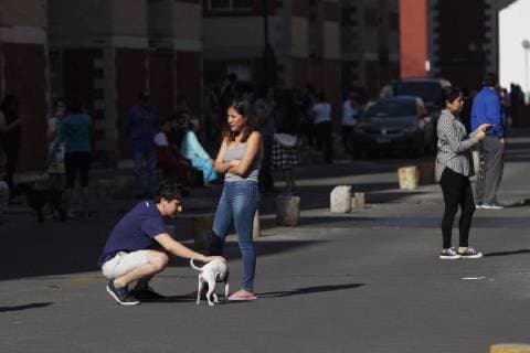 People evacuate buildings in Mexico City after the tremor originated 30 kilometers southwest of Arcelia, in the southern state of Guerrero, Mexico, 16 May 2018. An earthquake of magnitude 5.3 caused the earthquake warning to sound today in Mexico City, with no reports of victims or property damage. 5.3 magnitude earthquake activates seismic alert in Mexico !ACHTUNG: NUR REDAKTIONELLE NUTZUNG!  Copyright: xSáshenkaxGutiérrezx MEX03 20180516-636620891886073138