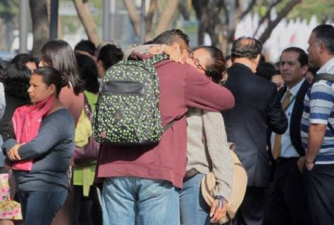 People evacuate buildings in Mexico City after the earthquake originated 30 kilometers southwest of Arcelia, in the southern state of Guerrero, Mexico, 16 May 2018. An earthquake of magnitude 5.3 caused the earthquake warning to sound today in Mexico City, with no reports of victims or property damage. 5.3 magnitude earthquake activates seismic alert in Mexico !ACHTUNG: NUR REDAKTIONELLE NUTZUNG!  Copyright: xSáshenkaxGutiérrezx MEX08 20180516-636620892493733254