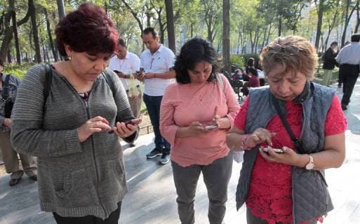 People evacuate buildings in Mexico City after the earthquake originated 30 kilometers southwest of Arcelia, in the southern state of Guerrero, Mexico, 16 May 2018. An earthquake of magnitude 5.3 caused the earthquake warning to sound today in Mexico City, with no reports of victims or property damage. 5.3 magnitude earthquake activates seismic alert in Mexico !ACHTUNG: NUR REDAKTIONELLE NUTZUNG!  Copyright: xSáshenkaxGutiérrezx MEX10 20180516-636620892501389613