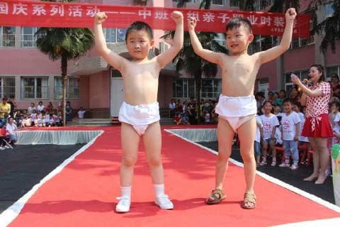 May 17, 2018 - Xiaogan, Xiaogan, China - Xiaogan, CHINA-17th May 2018: A family fashion show is held at Yunmeng Kindergarten in Xiaogan, central China s Hubei Province. Kids and their parents present various costumes of all walks of life at the family fashion show. Xiaogan China  - ZUMAs145 20180517_zaa_s145_026 Copyright: xChenxBaozhongx