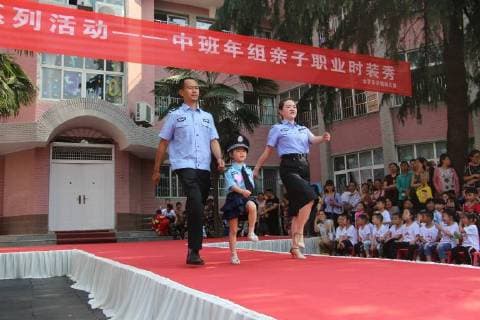 May 17, 2018 - Xiaogan, Xiaogan, China - Xiaogan, CHINA-17th May 2018: A family fashion show is held at Yunmeng Kindergarten in Xiaogan, central China s Hubei Province. Kids and their parents present various costumes of all walks of life at the family fashion show. Xiaogan China  - ZUMAs145 20180517_zaa_s145_034 Copyright: xChenxBaozhongx