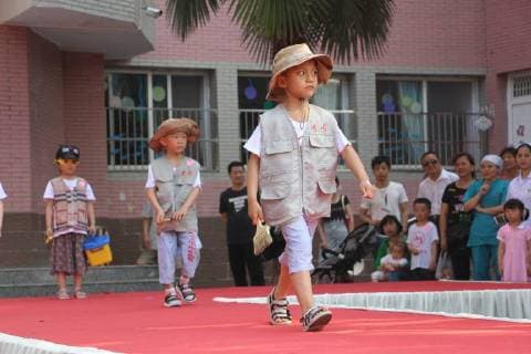 May 17, 2018 - Xiaogan, Xiaogan, China - Xiaogan, CHINA-17th May 2018: A family fashion show is held at Yunmeng Kindergarten in Xiaogan, central China s Hubei Province. Kids and their parents present various costumes of all walks of life at the family fashion show. Xiaogan China  - ZUMAs145 20180517_zaa_s145_038 Copyright: xChenxBaozhongx