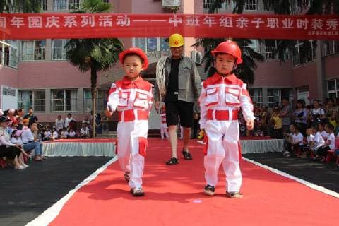 May 17, 2018 - Xiaogan, Xiaogan, China - Xiaogan, CHINA-17th May 2018: A family fashion show is held at Yunmeng Kindergarten in Xiaogan, central China s Hubei Province. Kids and their parents present various costumes of all walks of life at the family fashion show. Xiaogan China  - ZUMAs145 20180517_zaa_s145_039 Copyright: xChenxBaozhongx