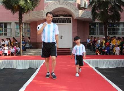 May 17, 2018 - Xiaogan, Xiaogan, China - Xiaogan, CHINA-17th May 2018: A family fashion show is held at Yunmeng Kindergarten in Xiaogan, central China s Hubei Province. Kids and their parents present various costumes of all walks of life at the family fashion show. Xiaogan China  - ZUMAs145 20180517_zaa_s145_042 Copyright: xChenxBaozhongx
