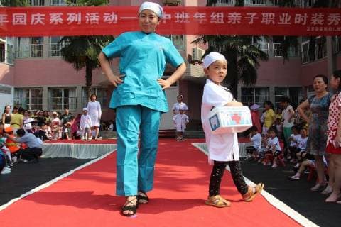 May 17, 2018 - Xiaogan, Xiaogan, China - Xiaogan, CHINA-17th May 2018: A family fashion show is held at Yunmeng Kindergarten in Xiaogan, central China s Hubei Province. Kids and their parents present various costumes of all walks of life at the family fashion show. Xiaogan China  - ZUMAs145 20180517_zaa_s145_043 Copyright: xChenxBaozhongx
