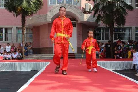 May 17, 2018 - Xiaogan, Xiaogan, China - Xiaogan, CHINA-17th May 2018: A family fashion show is held at Yunmeng Kindergarten in Xiaogan, central China s Hubei Province. Kids and their parents present various costumes of all walks of life at the family fashion show. Xiaogan China  - ZUMAs145 20180517_zaa_s145_048 Copyright: xChenxBaozhongx