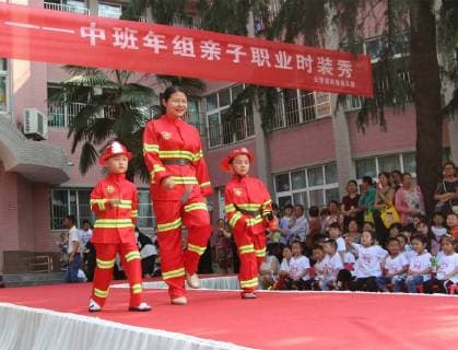 May 17, 2018 - Xiaogan, Xiaogan, China - Xiaogan, CHINA-17th May 2018: A family fashion show is held at Yunmeng Kindergarten in Xiaogan, central China s Hubei Province. Kids and their parents present various costumes of all walks of life at the family fashion show. Xiaogan China  - ZUMAs145 20180517_zaa_s145_057 Copyright: xChenxBaozhongx
