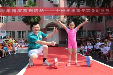 May 17, 2018 - Xiaogan, Xiaogan, China - Xiaogan, CHINA-17th May 2018: A family fashion show is held at Yunmeng Kindergarten in Xiaogan, central China s Hubei Province. Kids and their parents present various costumes of all walks of life at the family fashion show. Xiaogan China  - ZUMAs145 20180517_zaa_s145_064 Copyright: xChenxBaozhongx