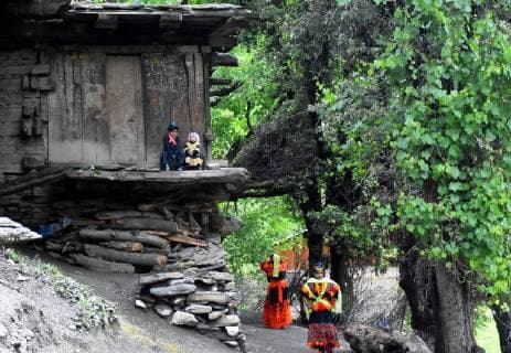 IMAGO Cultures of the world, Kalash People, Pakistan (180518) -- KALASH VALLEY (PAKISTAN), May 18, 2018 -- Kalash children play outside their home in Kalash Valley in northwest Pakistan s Chitral District on May 14, 2018. The Kalash are the ancient tribe of Pakistan and they have their own way of life, religion, language, rituals and identity. ) (sxk) PAKISTAN-KALASH VALLEY-DAILY LIFE SaeedxAhmad 