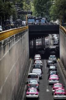 Mexiko: Proteste von Taxifahrern in Mexiko-Stadt May 17, 2018 - EUM20180517ACT02.JPG.CIUDAD DE MEXICO HighwayVialidad-CDMX.- Ante la llegada de transportistas taxistas del Estado de Mexico en marcha a los pinos se instala un operativo de seguridad en calzada del Chivatito como prevencion, 17 de mayo de 2018. Foto: Agencia EL UNIVERSALJuan Carlos ReyesMAVC  - ZUMAu78_ 20180517_zaf_u78_538 Copyright: xElxUniversalx