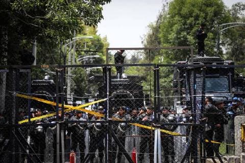 Mexiko: Proteste von Taxifahrern in Mexiko-Stadt May 17, 2018 - EUM20180517ACT01.JPG.CIUDAD DE MEXICO HighwayVialidad-CDMX.- Ante la llegada de transportistas taxistas del Estado de Mexico en marcha a los pinos se instala un operativo de seguridad en calzada del Chivatito como prevencion, 17 de mayo de 2018. Foto: Agencia EL UNIVERSALJuan Carlos ReyesMAVC  - ZUMAu78_ 20180517_zaf_u78_539 Copyright: xElxUniversalx