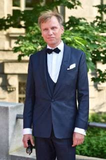 Robert STADLOBER Actor single image truncated single motif half figure half figure red carpet Red Carpet Bavarian Television Award 2018 on 18 05 2018