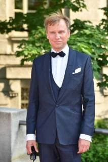 Robert STADLOBER Actor single image truncated single motif half figure half figure red carpet Red Carpet Bavarian Television Award 2018 on 18 05 2018