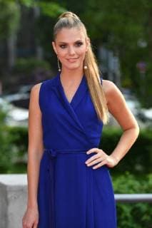 Viviane GEPPERT presenter single image truncated single motif half figure half figure red carpet Red Carpet Bavarian Television Award 2018 on 18 05 2018