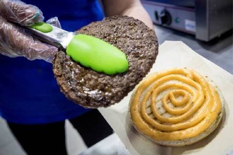 MOSCOW, RUSSIA â€“ MAY 17, 2018: Making a burger with a football bun at a Gazprom Neft filling station. Sergei Bobylev TASS  TS0801DE