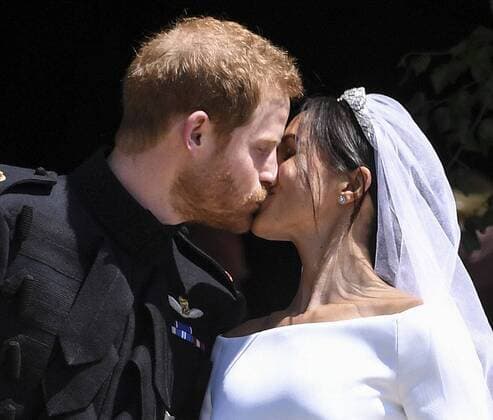 Entertainment Bilder der Woche KW20 Entertainment Bilder des Tages Harry und Meghan, Kuss vor der St. George s Chapel Mariage de Meghan Markle et du Prince Harry: Sortie de la chapelle St. Georges a Windsor. PAP05181925 PAP05181925 19 May 2018. Prince Harry and his bride Meghan Markle leave St.Georges Chapel after their Marriage Ceremony. Credit: GoffPhotos.com Ref: KGC-107 226692 2018-05-19 Windsor Royaume Uni Prince Harry de Galles (Angleterre); Markle, Meghan  Copyright: xPapixsx xStarfacex STAR_226692_015