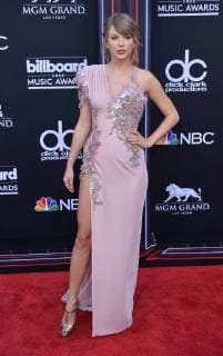 Recording artist Taylor Swift arrives for the 2018 Billboard Music Awards at MGM Grand Garden Arena on May 20, 2018 in Las Vegas, Nevada.  LAV20180520195 JIMxRUYMEN