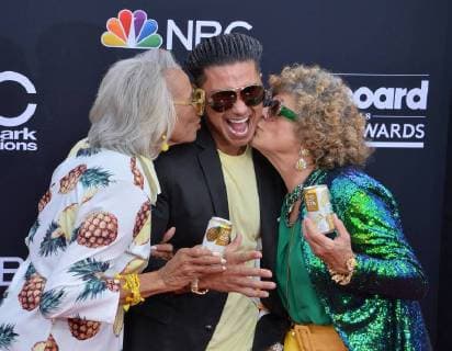 Entertainment Bilder des Tages DJ Pauly D (C) arrives for the 2018 Billboard Music Awards at MGM Grand Garden Arena on May 20, 2018 in Las Vegas, Nevada.  LAV20180520212 JIMxRUYMEN