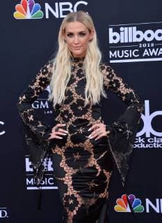 Recording artist Ashlee Simpson-Ross arrives for the 2018 Billboard Music Awards at MGM Grand Garden Arena on May 20, 2018 in Las Vegas, Nevada.  LAV20180520293 JIMxRUYMEN