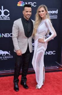 Recording artist Luis Fonsi (L) and model Agueda Lopez arrive for the 2018 Billboard Music Awards at MGM Grand Garden Arena on May 20, 2018 in Las Vegas, Nevada.  LAV20180520305 JIMxRUYMEN
