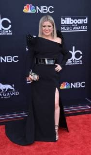 Host Kelly Clarkson arrives for the 2018 Billboard Music Awards at MGM Grand Garden Arena on May 20, 2018 in Las Vegas, Nevada.  LAV20180520323 JIMxRUYMEN